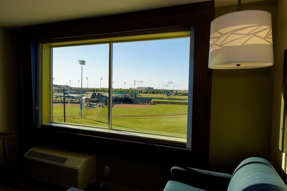 Holiday Inn Express & Suites Mckinney - Frisco East By Ihg Exterior foto